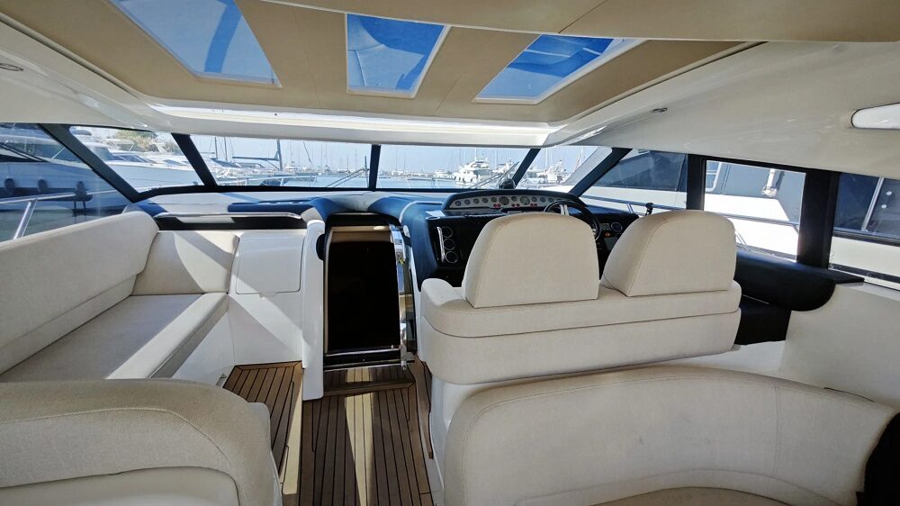 PRINCESS V58 - Hover
